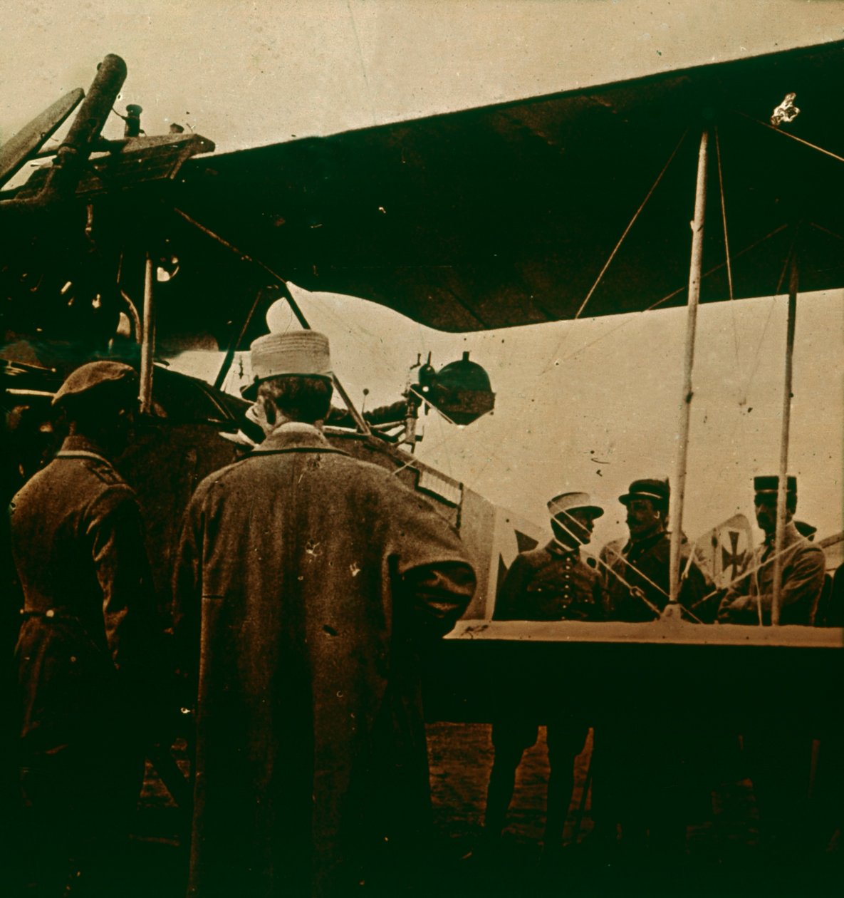 Kétsíkra szerelt géppuska, kipufogó felfelé, c1914-c1918 alkotó: Unbekannt