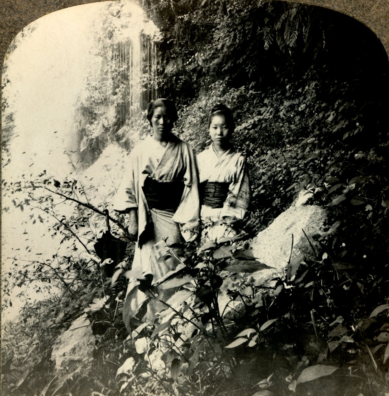 Maidens of the Land of the Rising Sun, a Kogijoku-vízesések alatt..., 1900 körül. . alkotó: Unbekannt