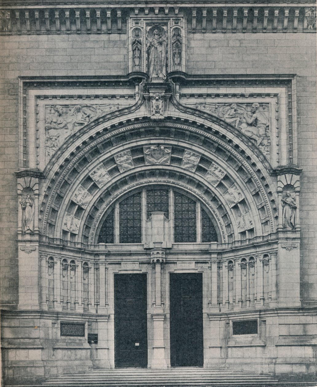 Főbejárat, Victoria és Albert Múzeum, Alfred Drury szobrával, 1909. alkotó: Unbekannt