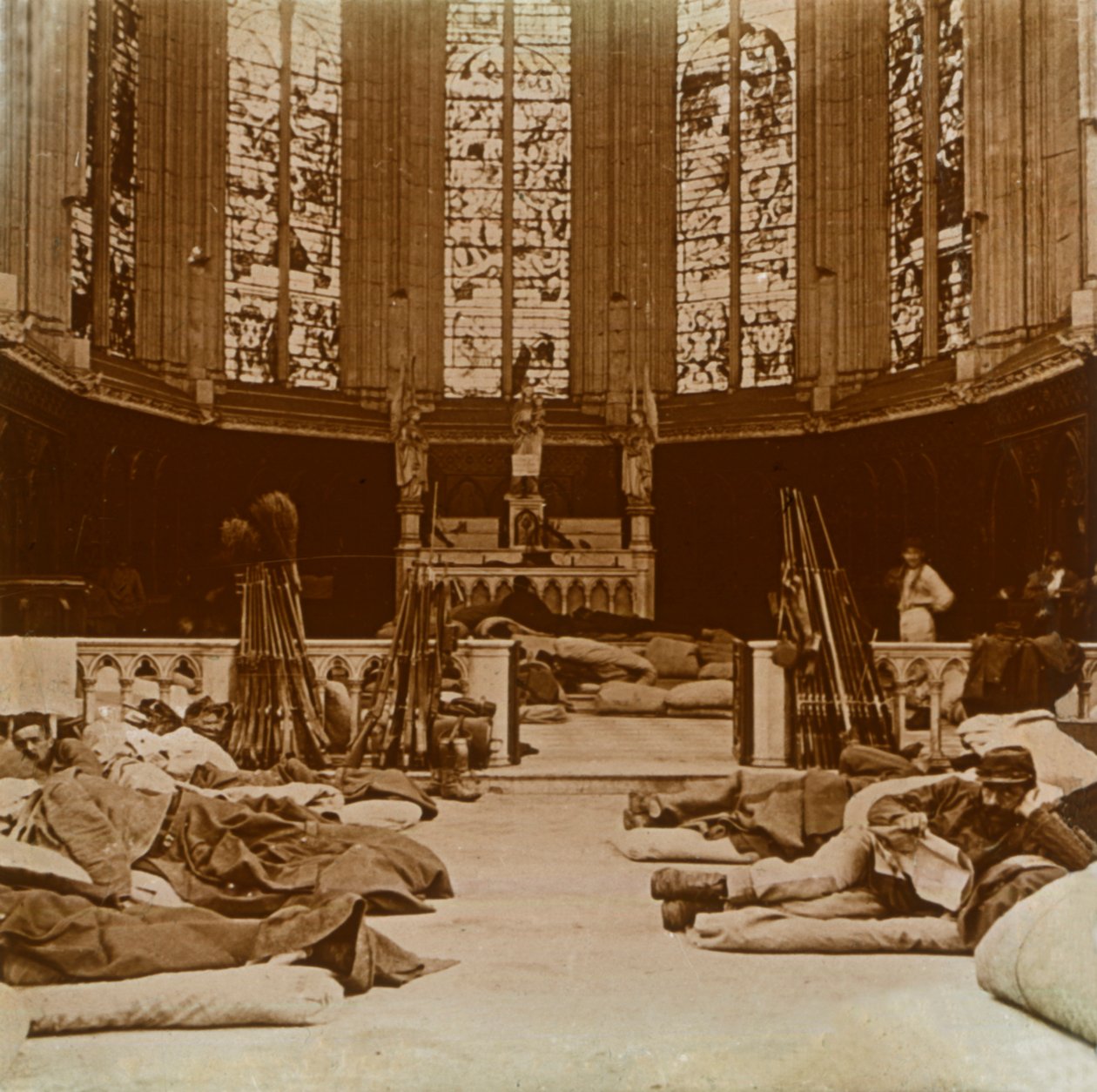 Helyettes laktanya egy templomban, Marne, Észak-Franciaország, 1914. alkotó: Unbekannt