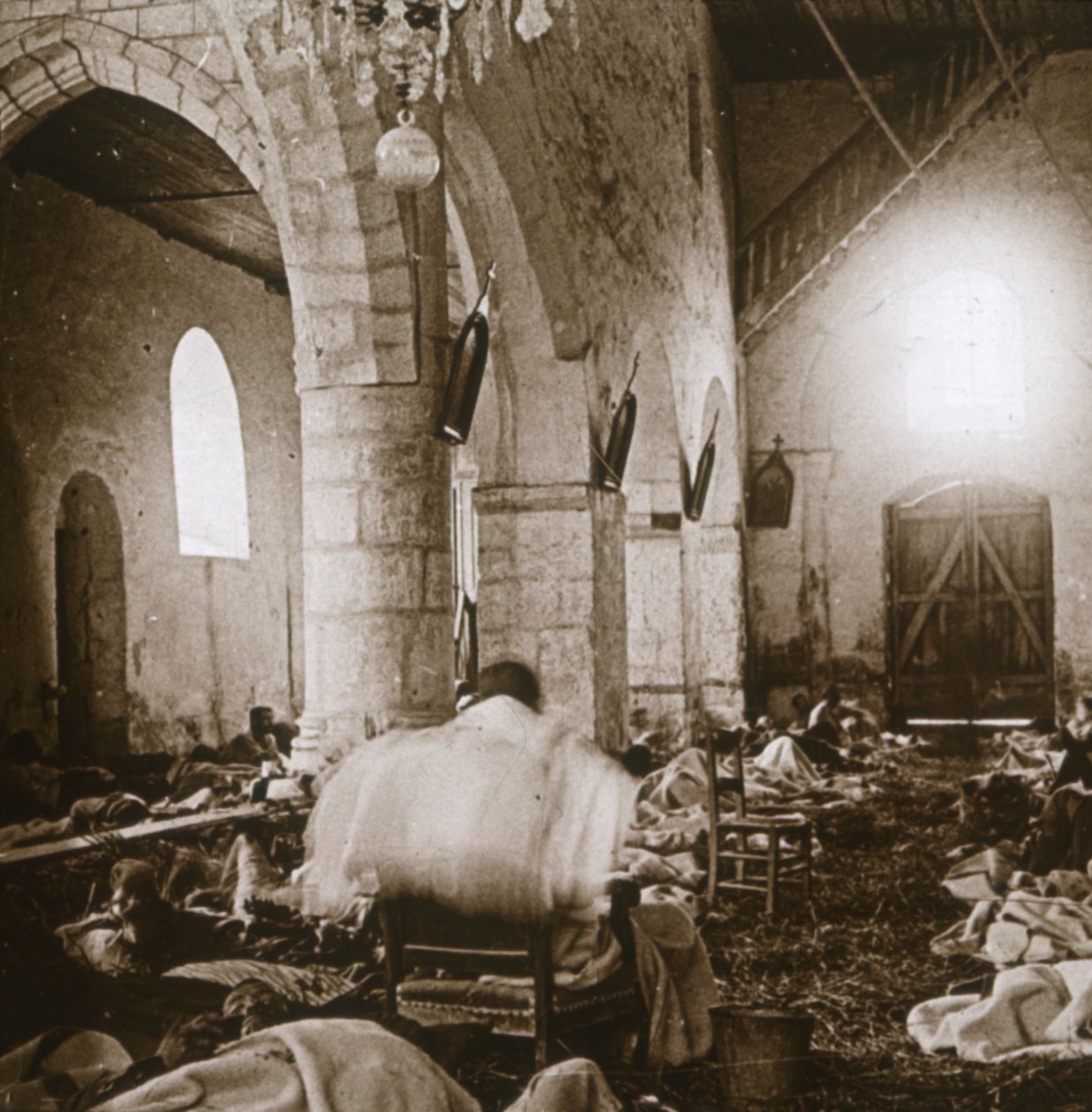 Helyettesített kórház egy templomban, Marne, Észak-Franciaország, 1914 alkotó: Unbekannt