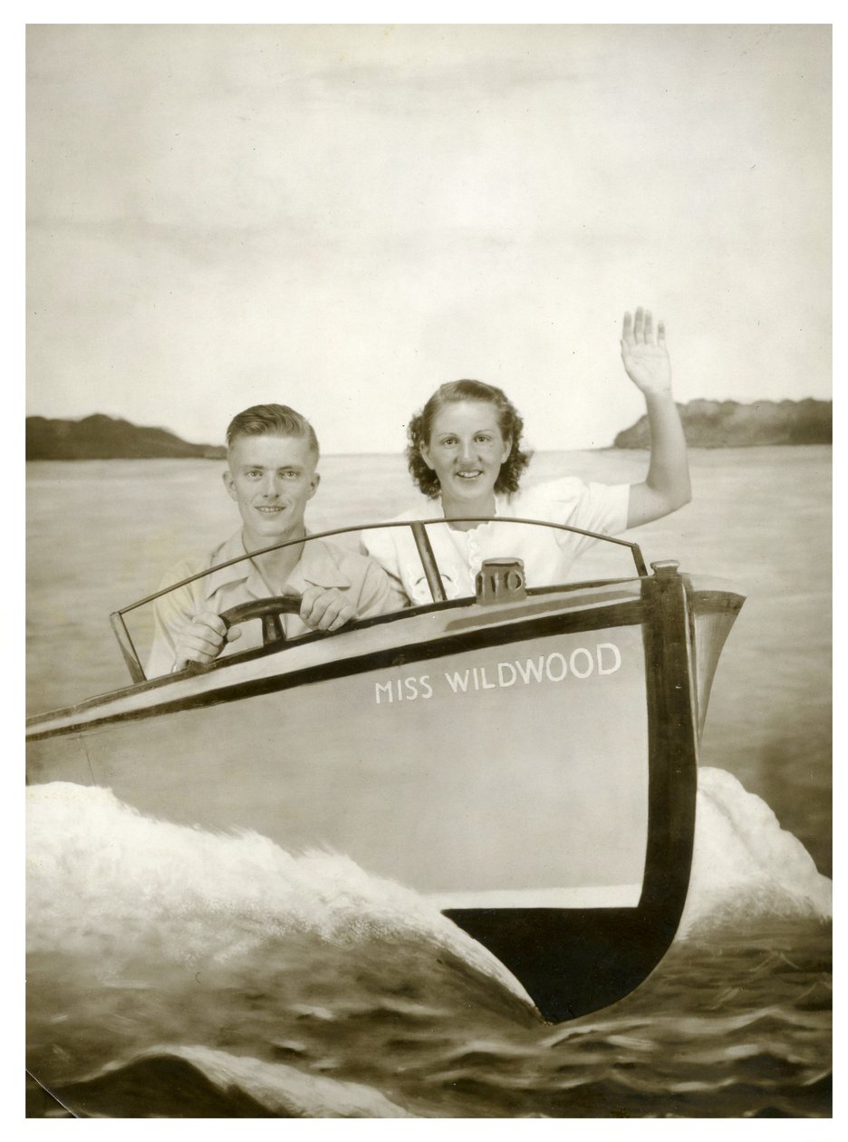 Férfi és nő a "Miss Wildwood" nevű csónakban 1940 körül (fotó) alkotó: Unbekannt