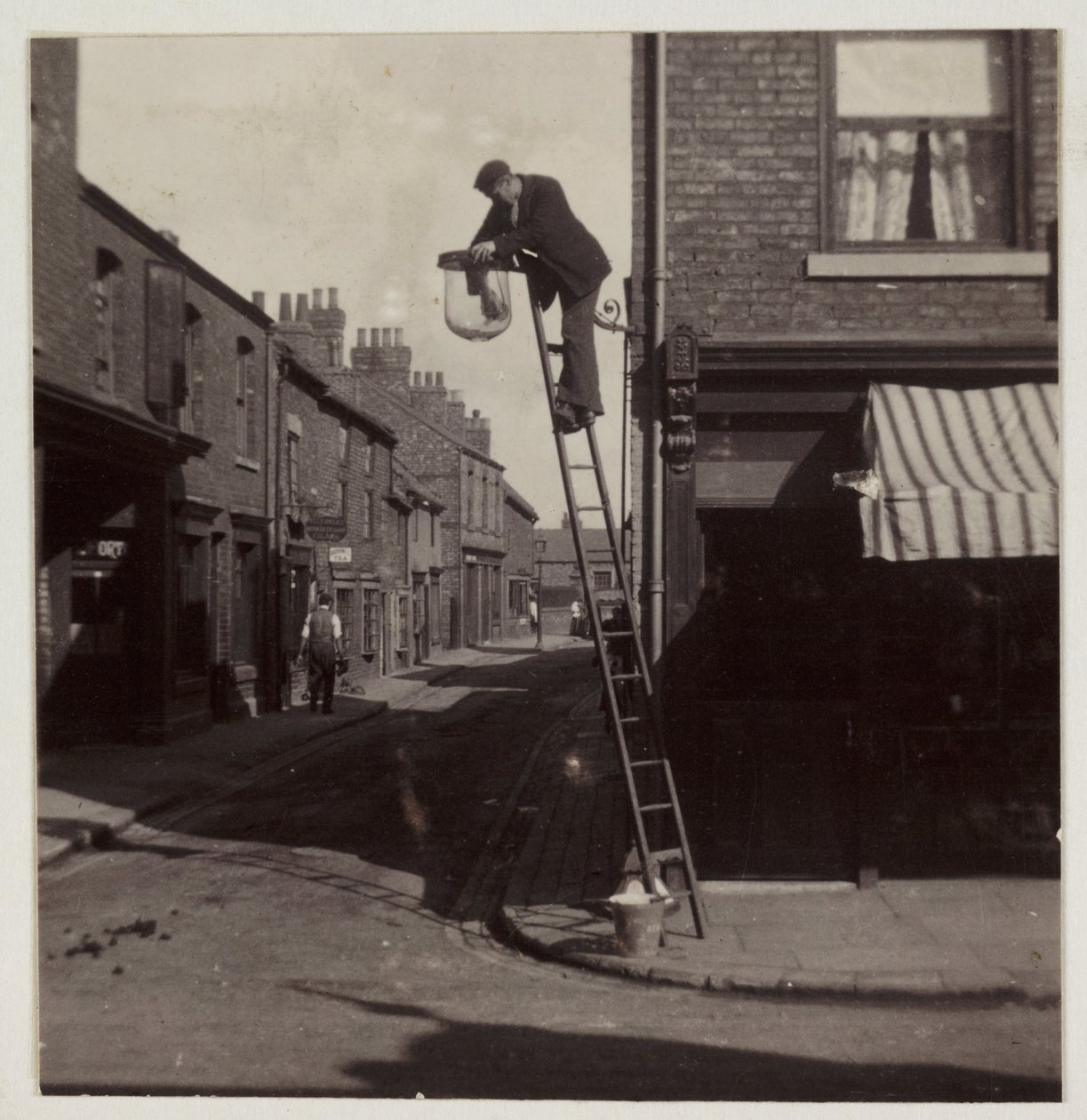 Férfi gáz utcai lámpát takarít, 1905 alkotó: Unbekannt