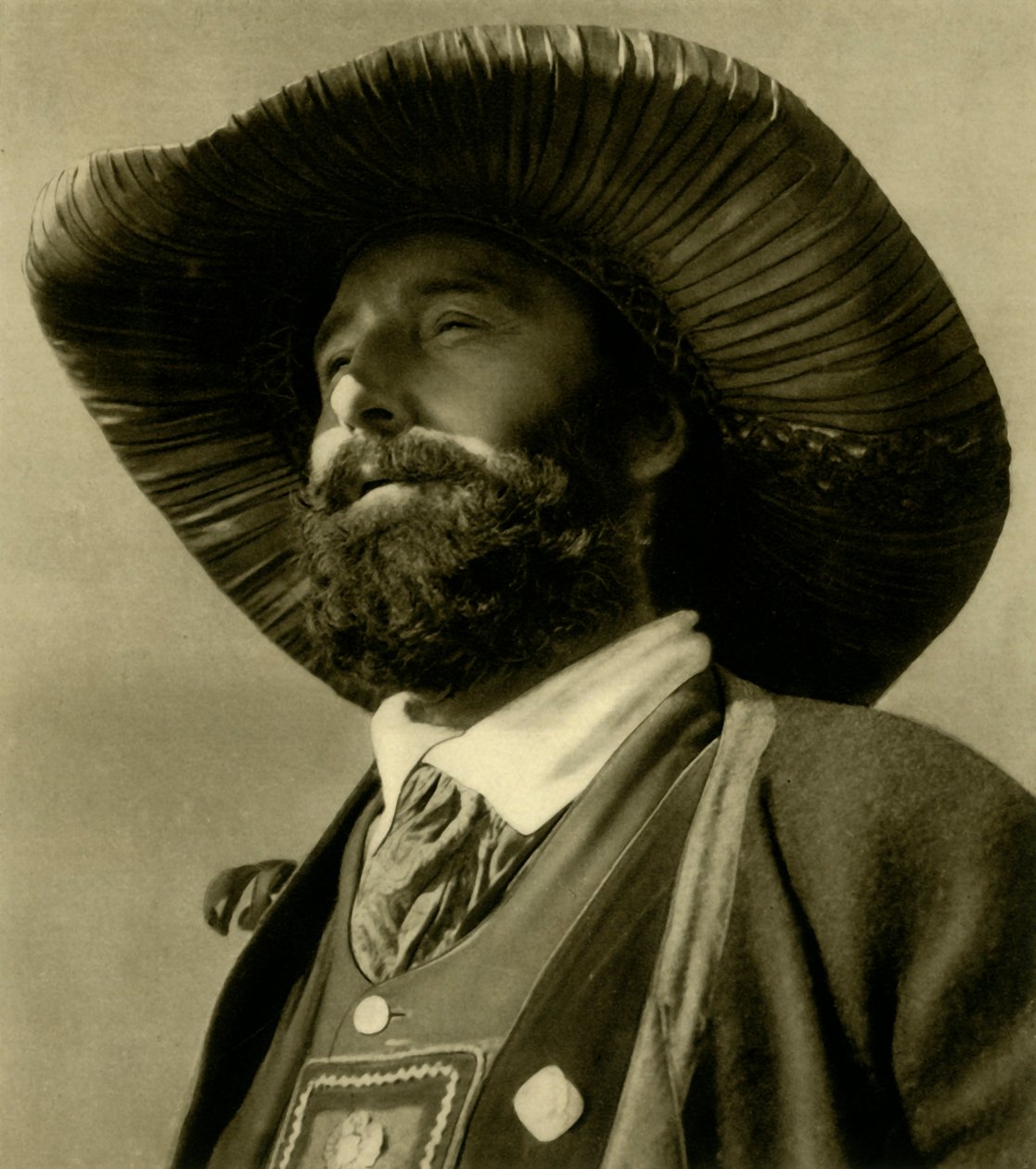 Férfi népviseletben, Tirol, Ausztria, c1935. alkotó: Unbekannt