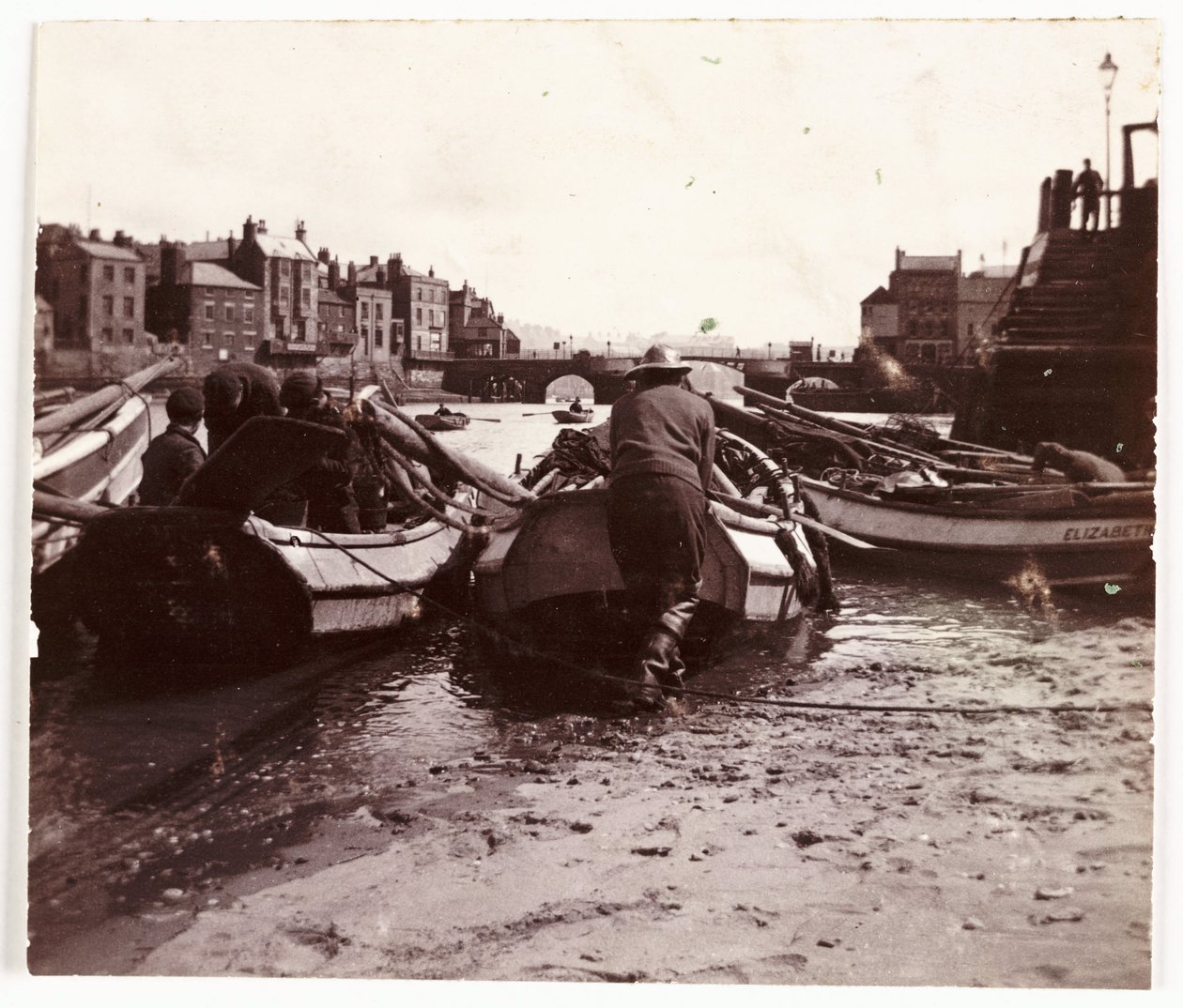 Halászhajót vízre bocsátó ember, Whitby Harbour, 1901 alkotó: Unbekannt