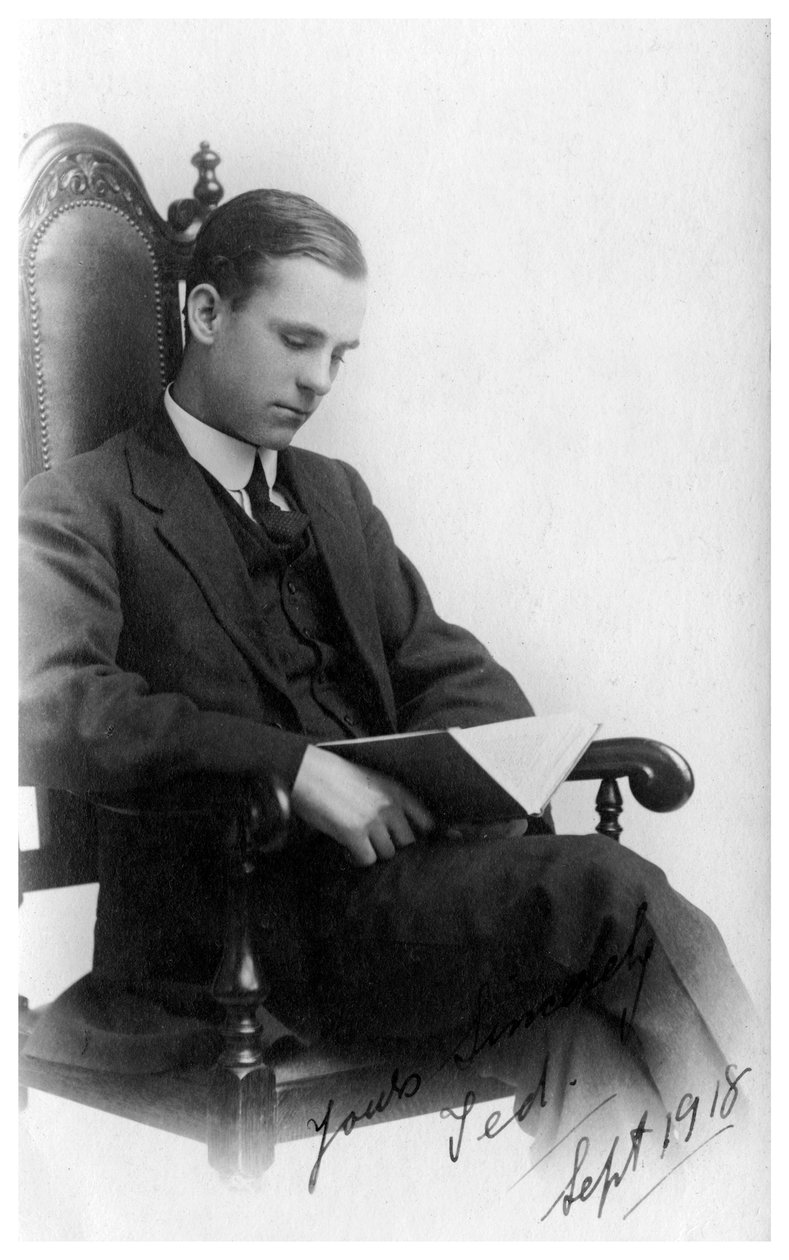 Férfi egy széken ül, és könyvet olvas, 1918 alkotó: Unbekannt