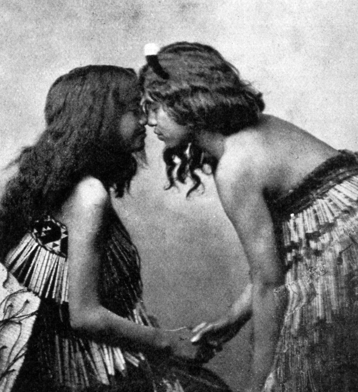 Maori lányok orrot dörzsölnek, c1920 alkotó: Unbekannt