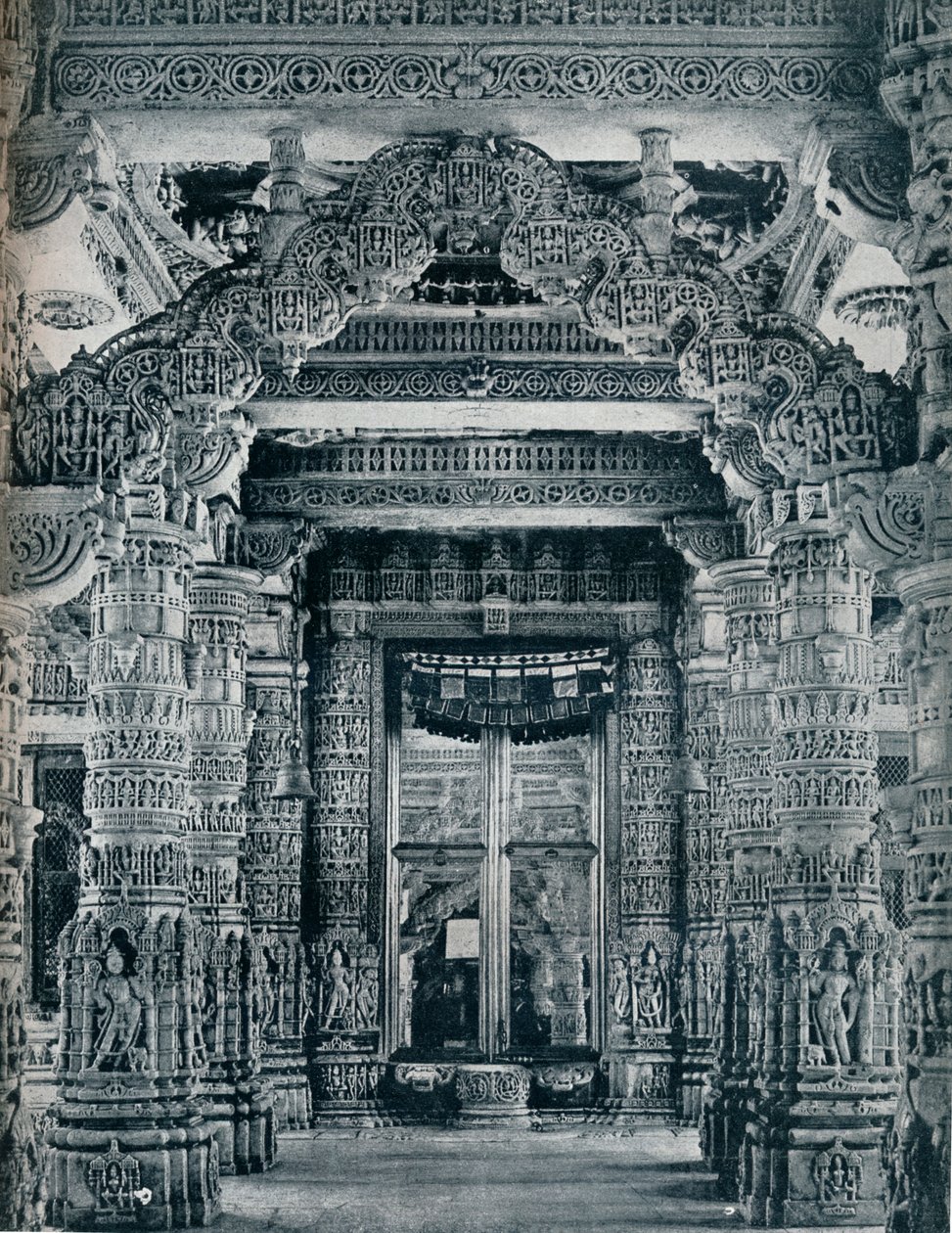 Márványszobor egy dzsain templom bejáratánál Dilwarában, Mount Abu, c1100. alkotó: Unbekannt