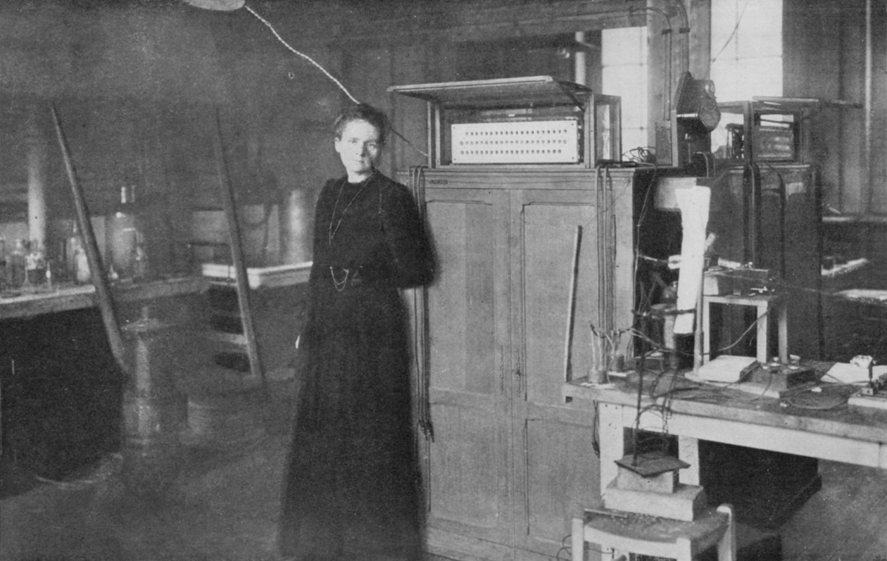 Marie Curie lengyel származású francia fizikus laboratóriumában, 1912-ben alkotó: Unbekannt