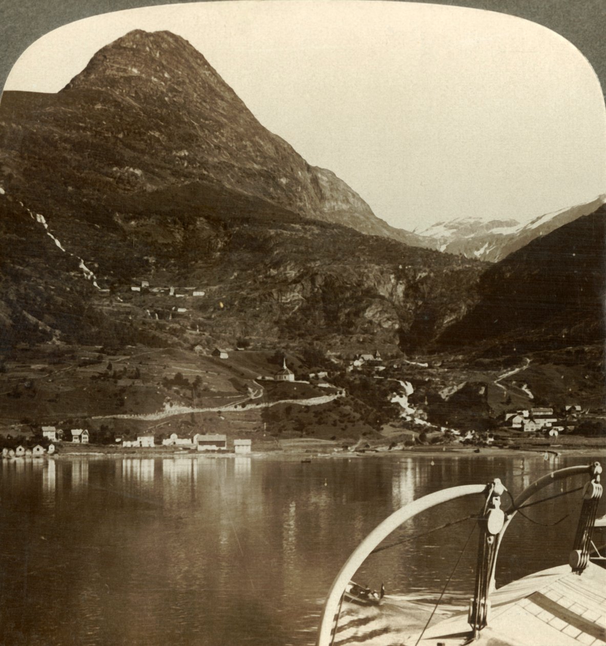 Marok és a mögötte lévő óriási magasságok, S.S.E. Geirangerfjordból, Norvégiából, 1905. alkotó: Unbekannt