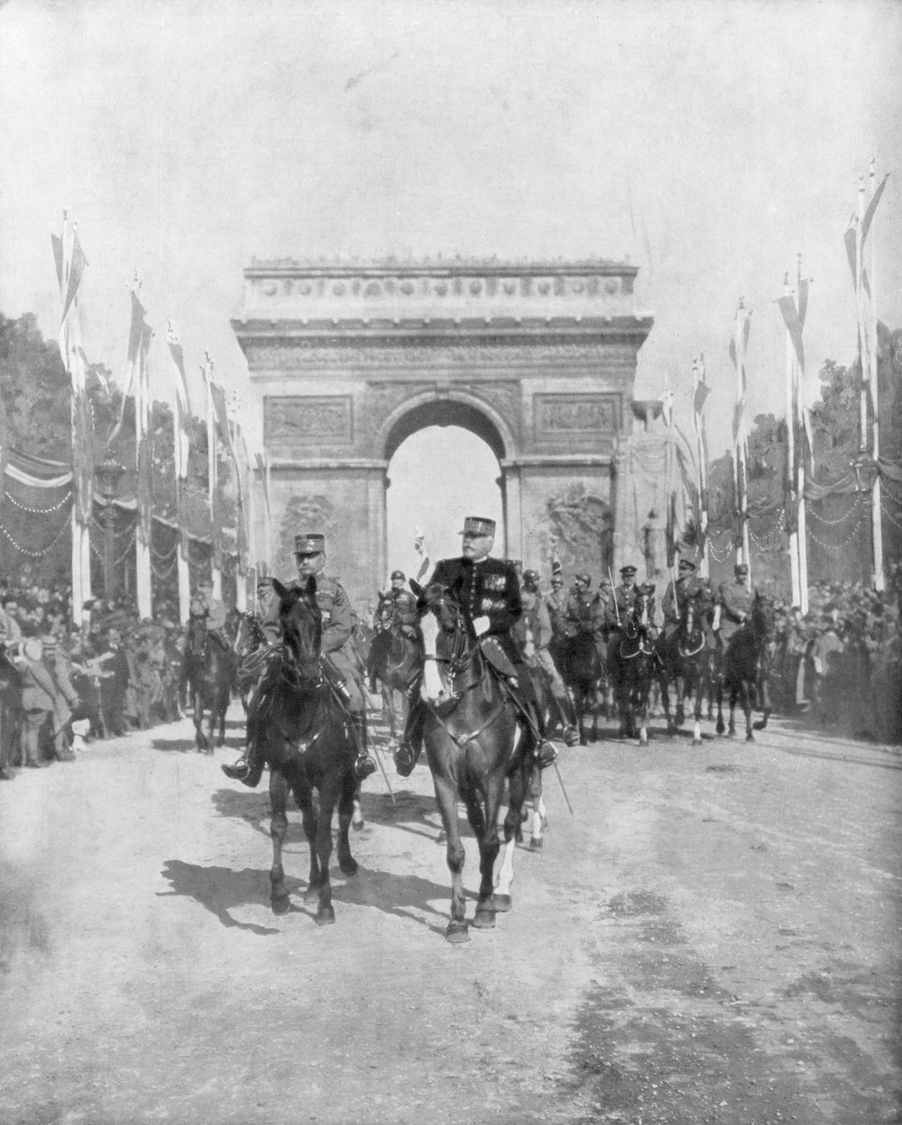 Foch és Joffre marsallok a nagy győzelmi felvonuláson, Párizs, Franciaország, 1919. július 14. alkotó: Unbekannt
