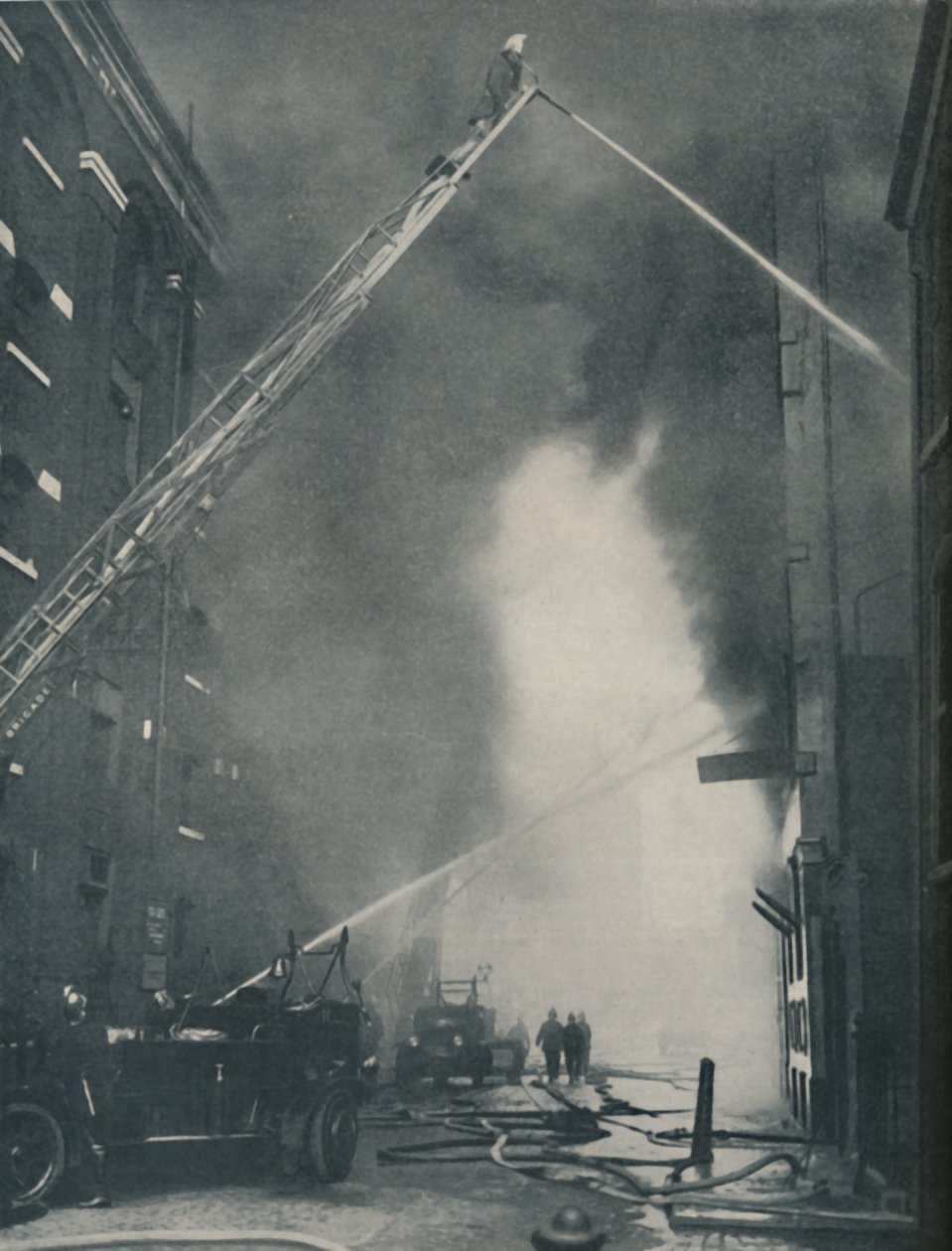 A modern tűzoltó tömeges erői a városi lángokkal szemben, c1935 alkotó: Unbekannt
