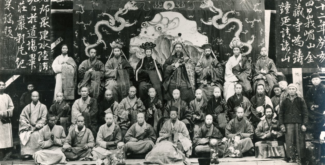 A buddhista kolostor elöljáróinak találkozója Kínában, a XIX. század végén (f/w fotó) alkotó: Unbekannt