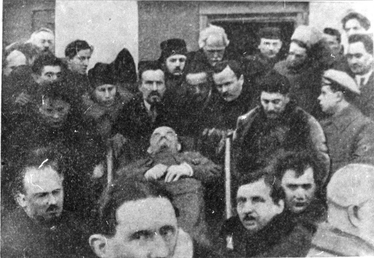 A Központi Bizottság tagjai Lenins-koporsóval, 1924. január 27 alkotó: Unbekannt