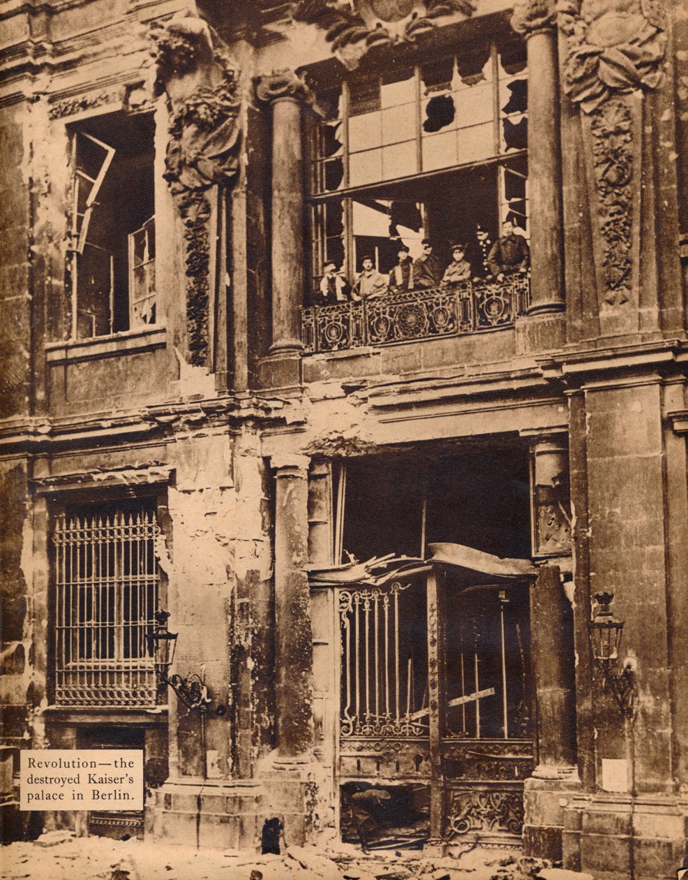 A népi tengerészgyalogos hadosztály tagjai a városi palota erkélyén, 1918. december, 1918., 193. alkotó: Unbekannt