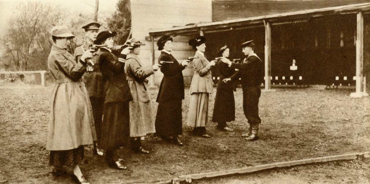 A WRNS tagjai a revolvergyakorlaton, 1915, 1935. alkotó: Unbekannt