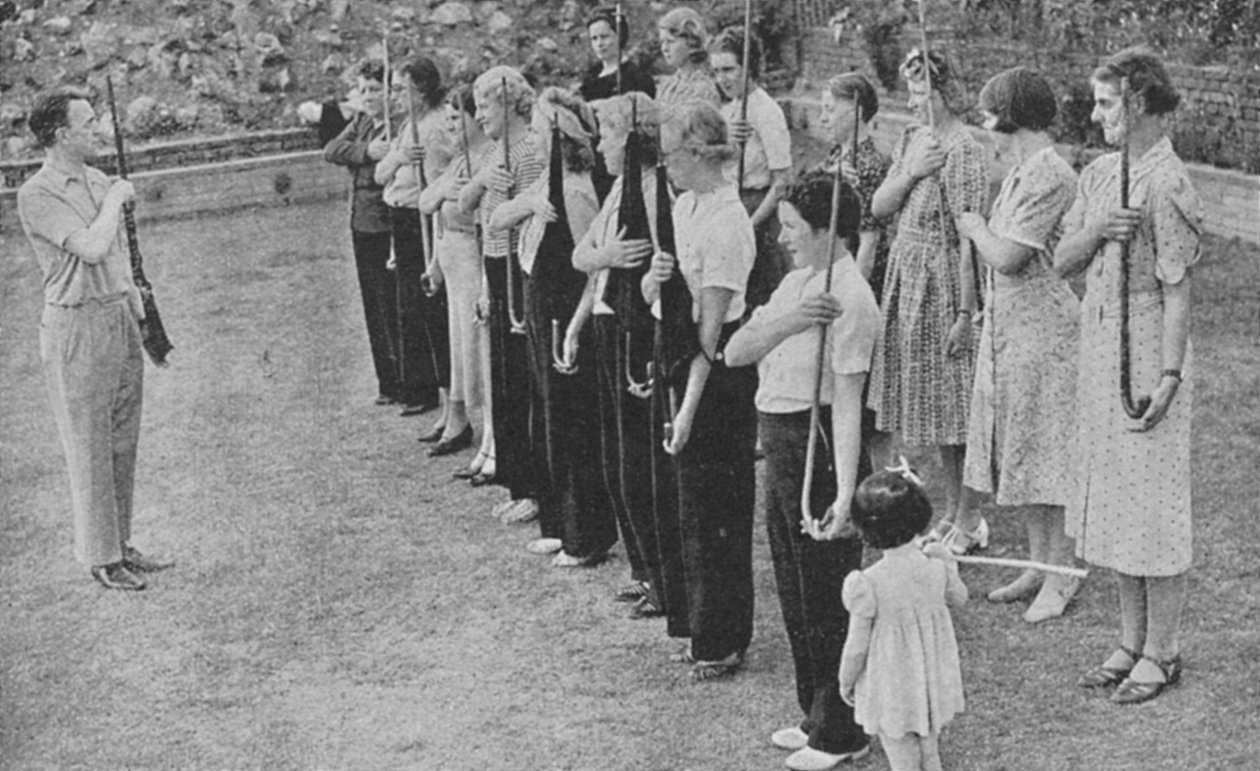 A Női Önkéntes Védelmi Hadtest tagjait puskagyakorlatban képezik ki, 1940. második világháború alkotó: Unbekannt
