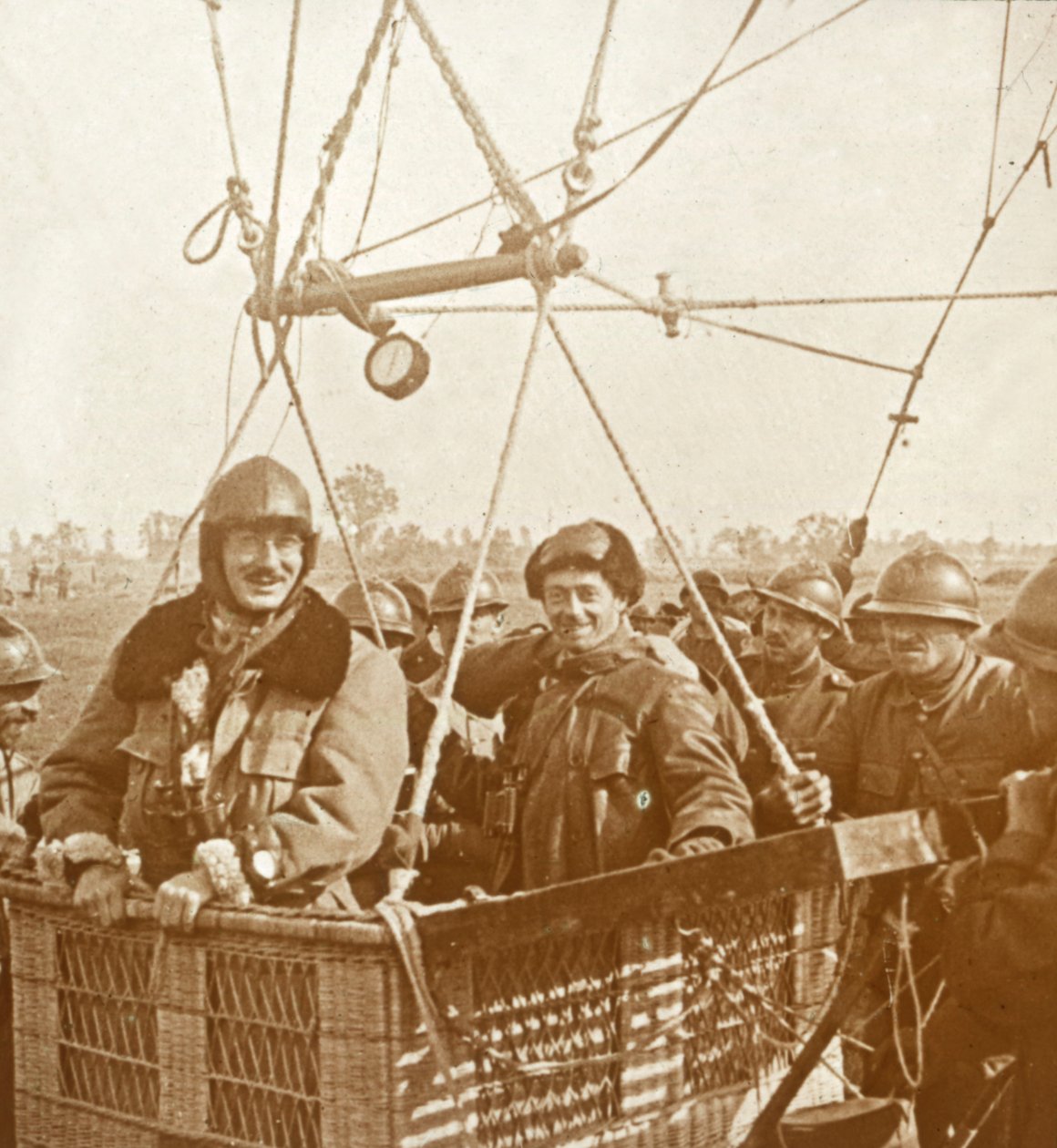Férfiak megfigyelő léggömbkosárban, c1914-c1918 alkotó: Unbekannt