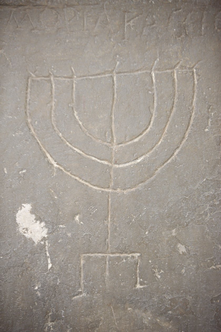 Menóra (Menorah) egy régi sírkőre faragott, Budapest, Hongrie alkotó: Unbekannt