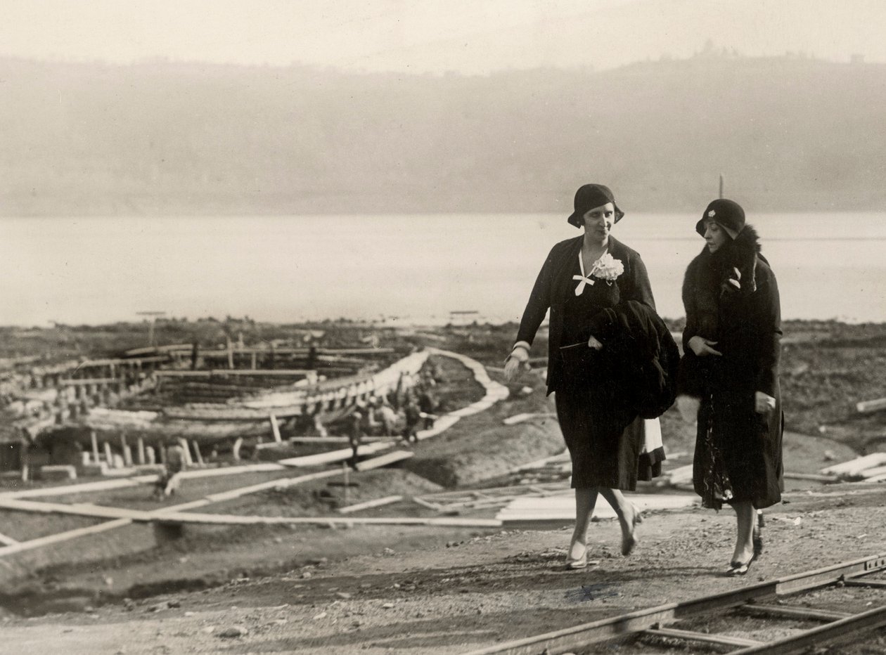 Millicent Veronica Willison, William Randolph Hearst felesége, meglátogatja az ókori római hajók Nemi-tóból való kiemelését célzó munkát, 1930 körül (f/w fotó) alkotó: Unbekannt