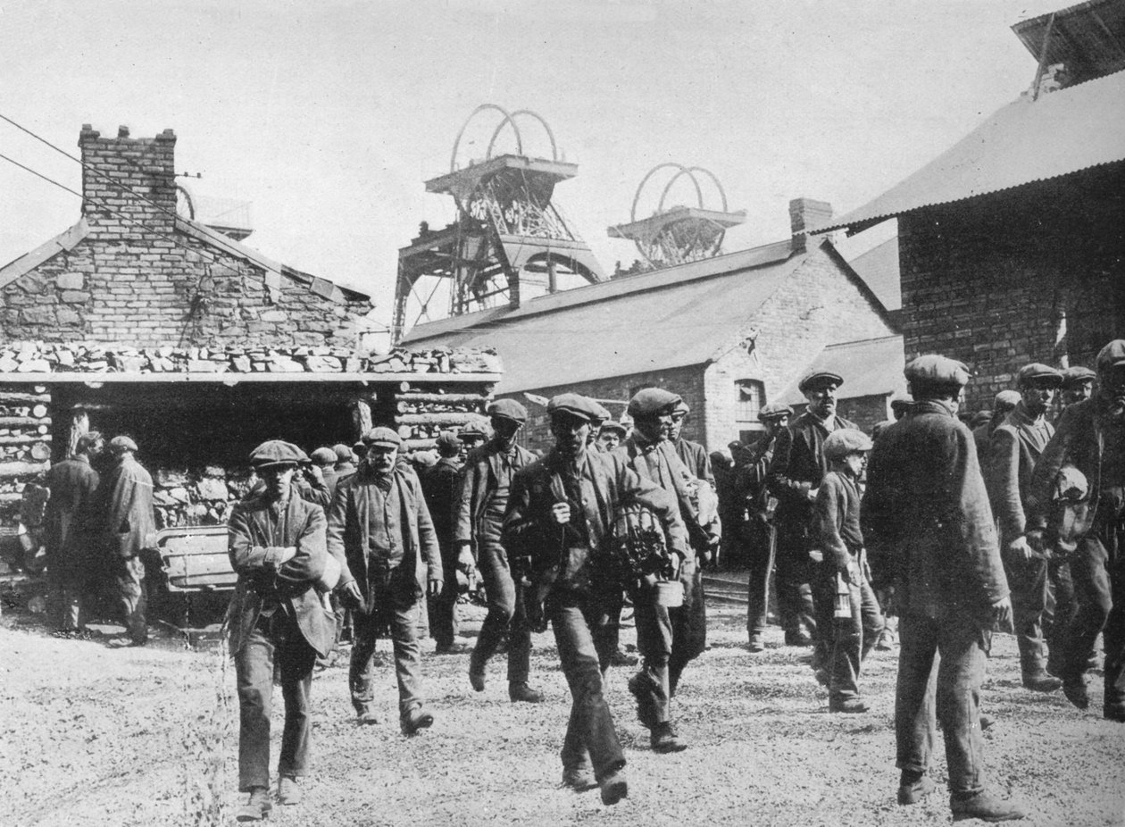 A bányászok a sztrájk felmondásának lejárta után, 1915 után elhagyják a bányászokat alkotó: Unbekannt