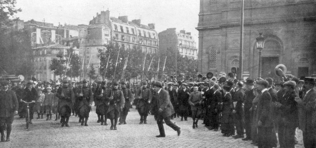 Mozgósított francia csapatok menetelnek Párizsban, Franciaországban, 1914 augusztusában alkotó: Unbekannt