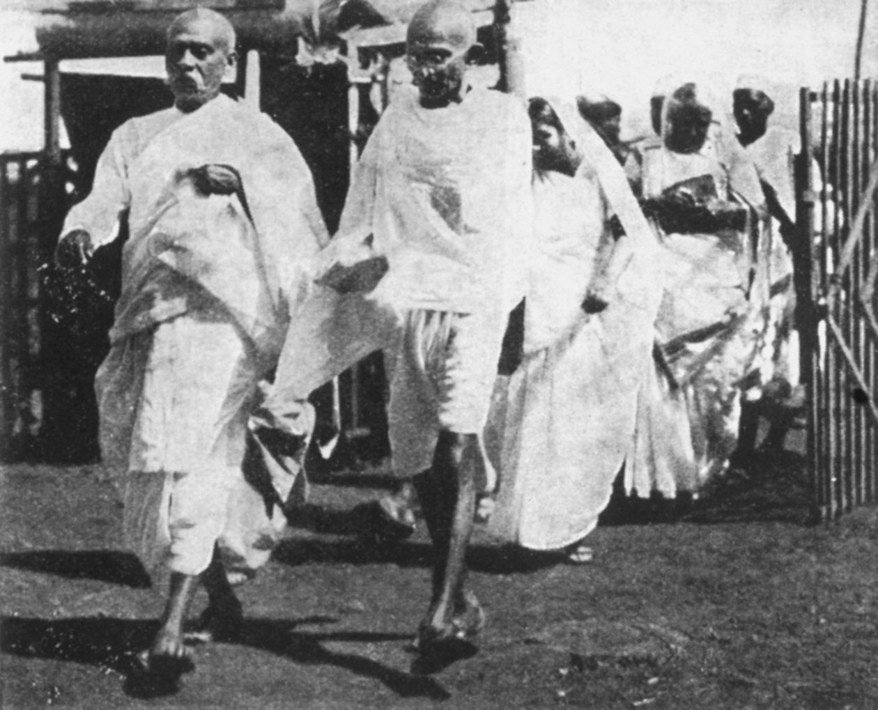 Mohandas Gandhi, indiai nacionalista vezető, úton a Kongresszus felé, 1932 alkotó: Unbekannt
