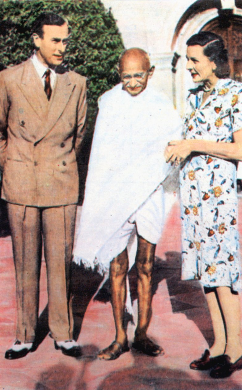 Mohandas Karamchand Gandhi 1869-1948, Lord és Lady Mountbatten között alkotó: Unbekannt