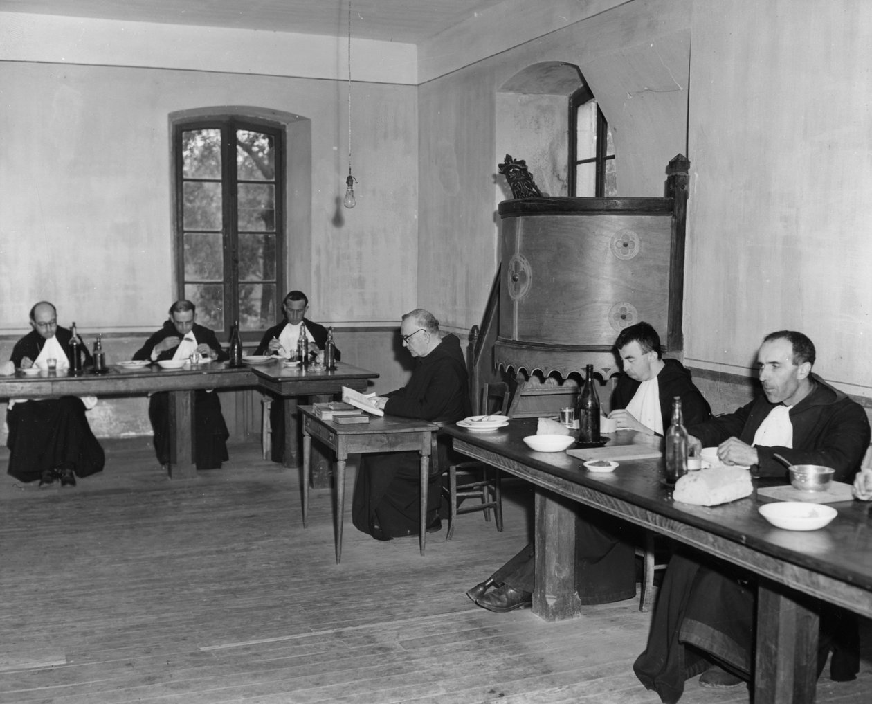 Szerzetesek vacsoránál a refektóriumban, Asile St Leon, Franciaország, 1947-1951 alkotó: Unbekannt