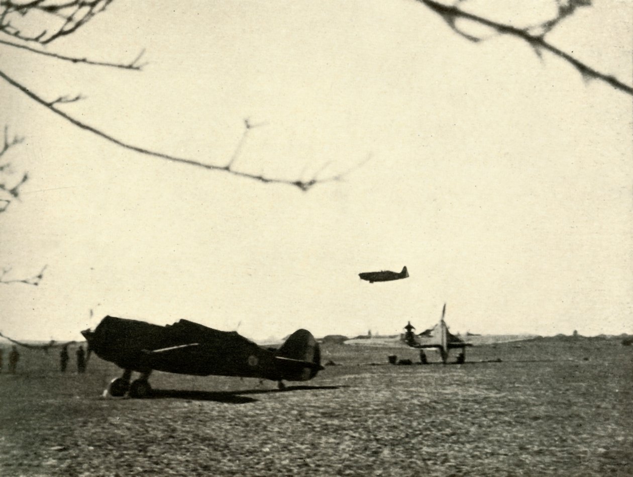 Morane 406 a Vassincourt repülőtéren a francia Curtiss Hawk és Hurricane társaságában, 1939-1940, 1941. alkotó: Unbekannt