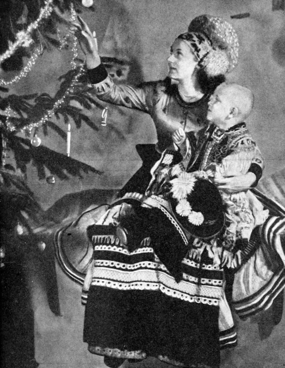 Anya és gyermeke karácsonyfával, matyók, Miskole, 1936 alkotó: Unbekannt
