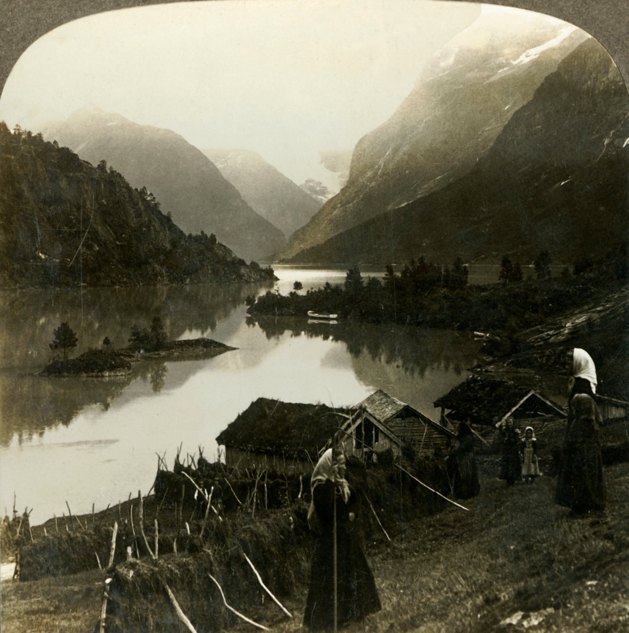 Hegyfalú Loen-tó – szépségében és nagyszerűségében páratlan – a norvégiai Seten farmról, 1905-ből. alkotó: Unbekannt