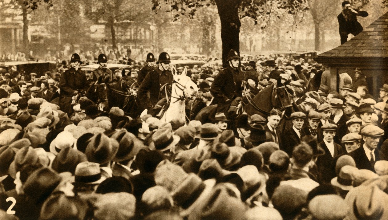 Lovas rendőrök és felvonulók, Means Test tüntetések, Hyde Park, London, 1932, 1933. alkotó: Unbekannt