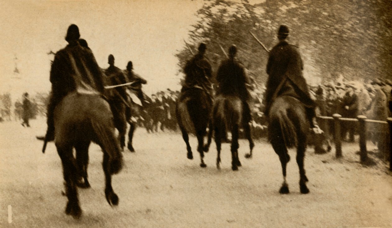 Lovas rendőrbottal töltődő felvonulók, Means Test tüntetések, Hyde Park, London, 1932, 1933. alkotó: Unbekannt