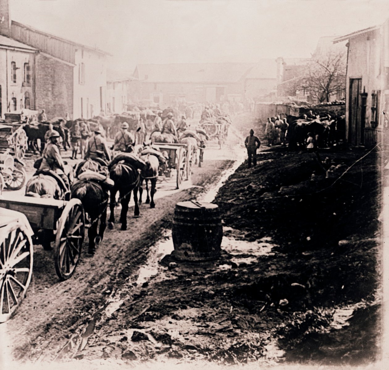 Lovas csapatok kocsikkal, c1914-c1918 alkotó: Unbekannt