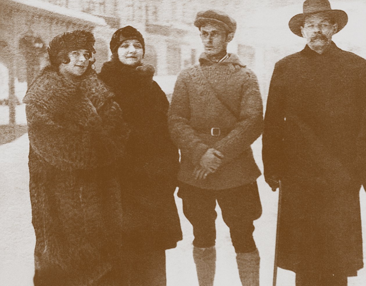 Moura Budberg a második balról Maxim Gorkijjal jobbra, c. 1920 alkotó: Unbekannt