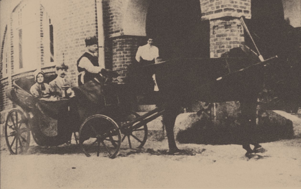 Moura Budberg első férjével, von Benckendorffal egy hintón észt birtokukon, 1912 alkotó: Unbekannt