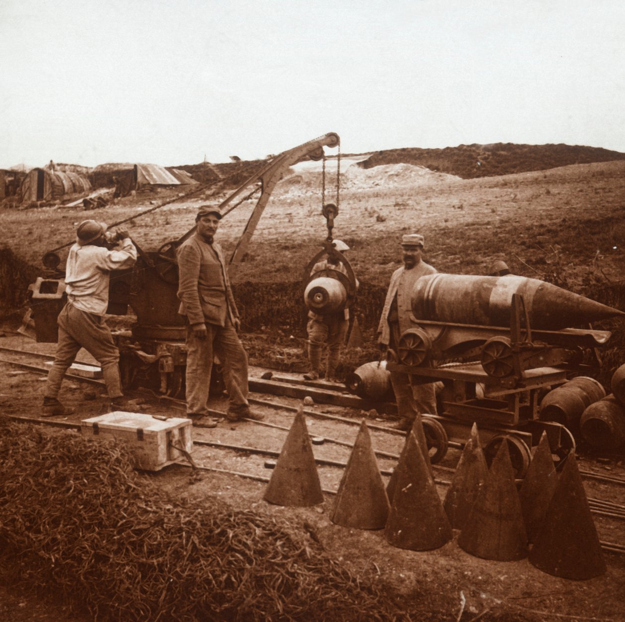 Mozgó kagylók daruval, Genicourt, Észak-Franciaország, c1914-c1918 alkotó: Unbekannt