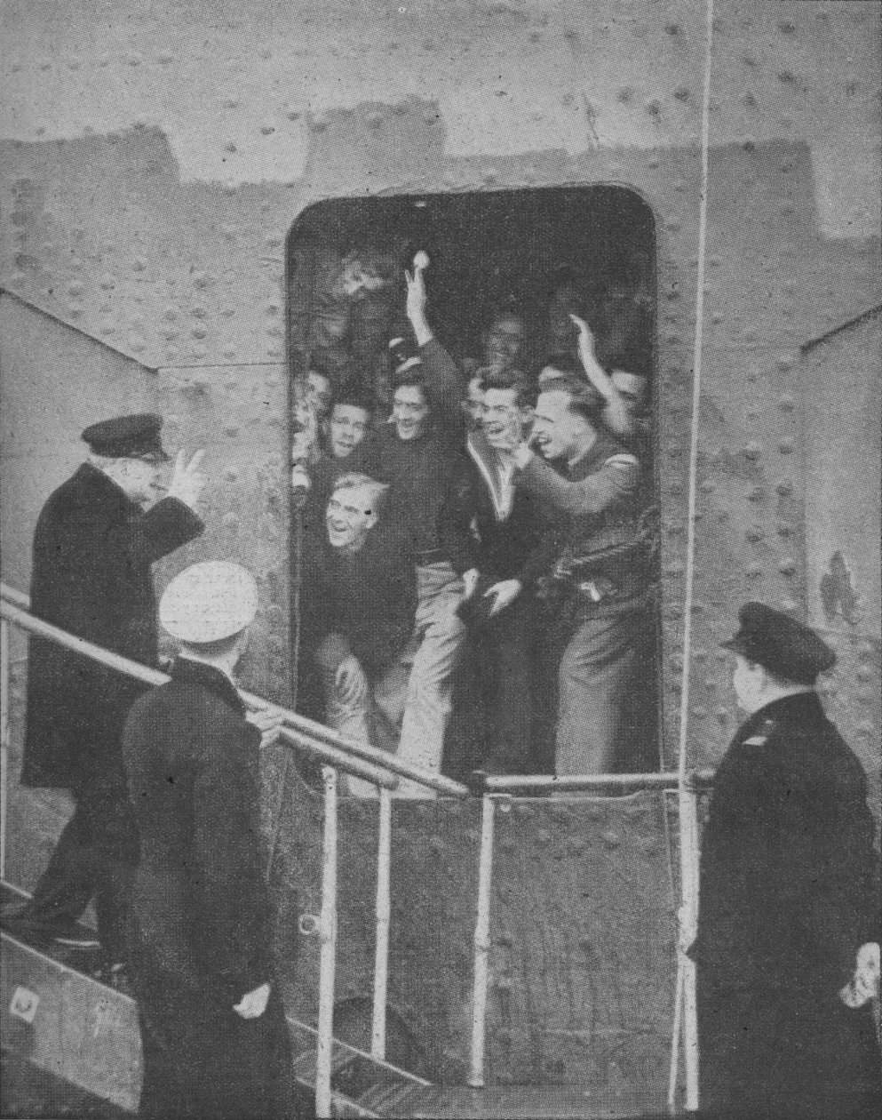 Churchill úr a V-Sign-et adja a hajó legénységének ujjongó tagjainak, 1943-1944 alkotó: Unbekannt