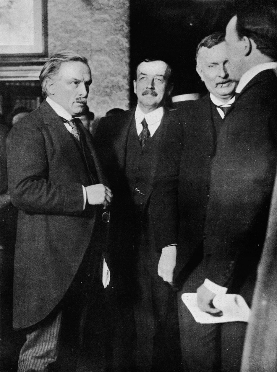 Mr. Lloyd George, Mr. Runciman és Mr. Henderson a Cardiff-i Park Hotelben az interjú után alkotó: Unbekannt