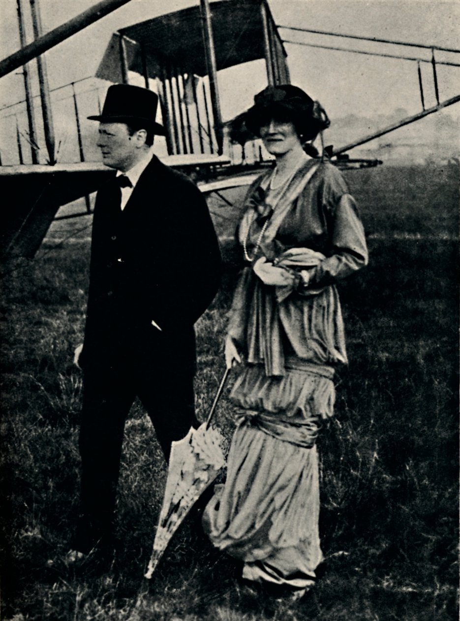 Mr. és Mrs. Churchill egy légi találkozón Hendonban, 1910-ben, 1945-ben. alkotó: Unbekannt