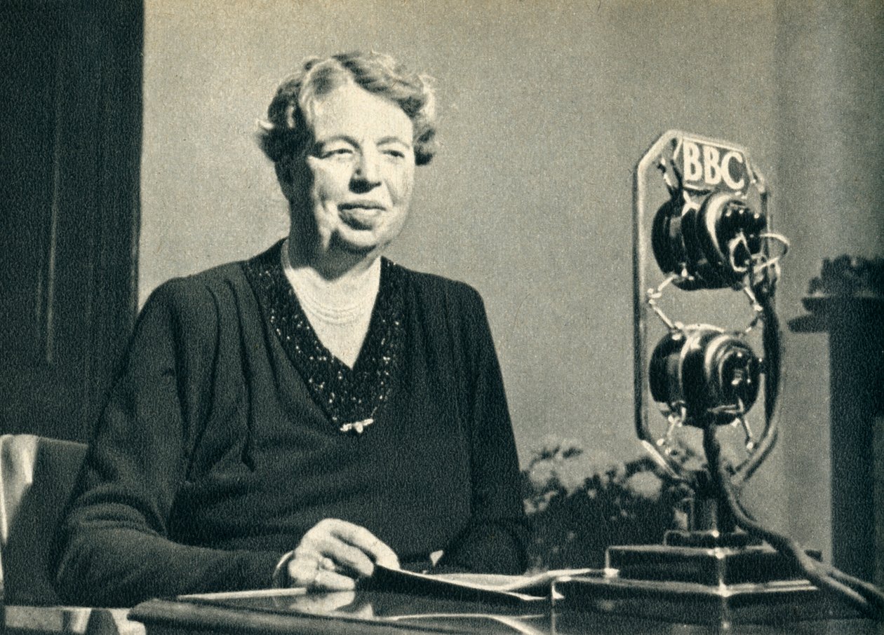 Mrs. Roosevelt eljött, hogy saját szemével nézze meg az 1942-es háborúban álló brit nőket. alkotó: Unbekannt