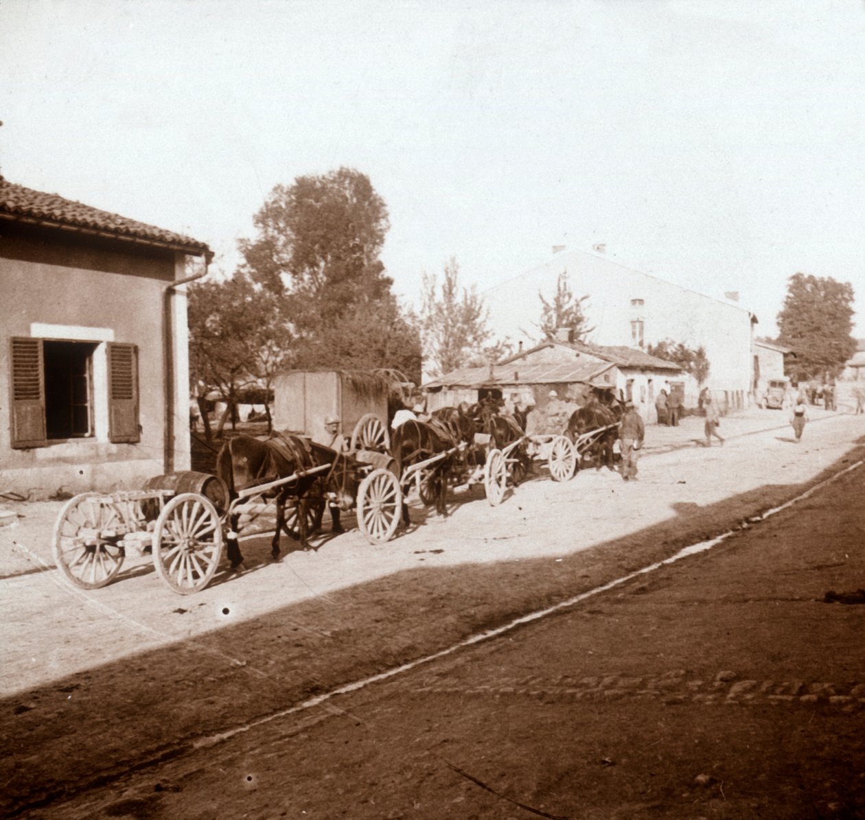 Öszvérkocsik kellékekkel, Verdun, Észak-Franciaország, c1914-c1918 alkotó: Unbekannt