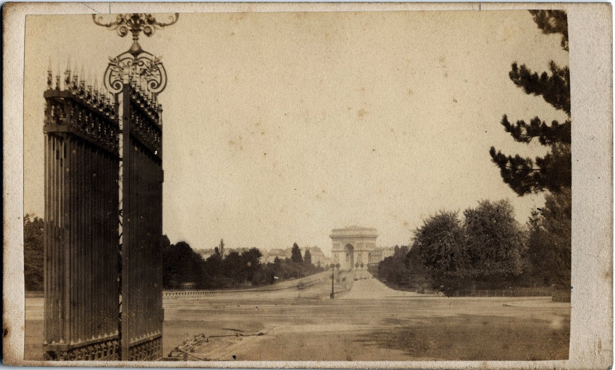 Párizs városa (1871): kilátás a Porte Maillot-ra és a Diadalívre. Névtelen fotózás. Nyomtatás kartonra Dim. 17x8 cm alkotó: Unbekannt