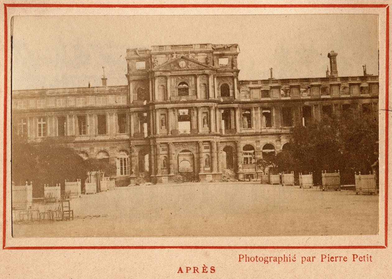 Párizs városa (1871): a párizsi Palais des Tuileries képe az 1871. májusi tűzvész után. Pierre Pepetit fényképe. Nyomtatás kartonra, Dim. 9x5,4 cm alkotó: Unbekannt