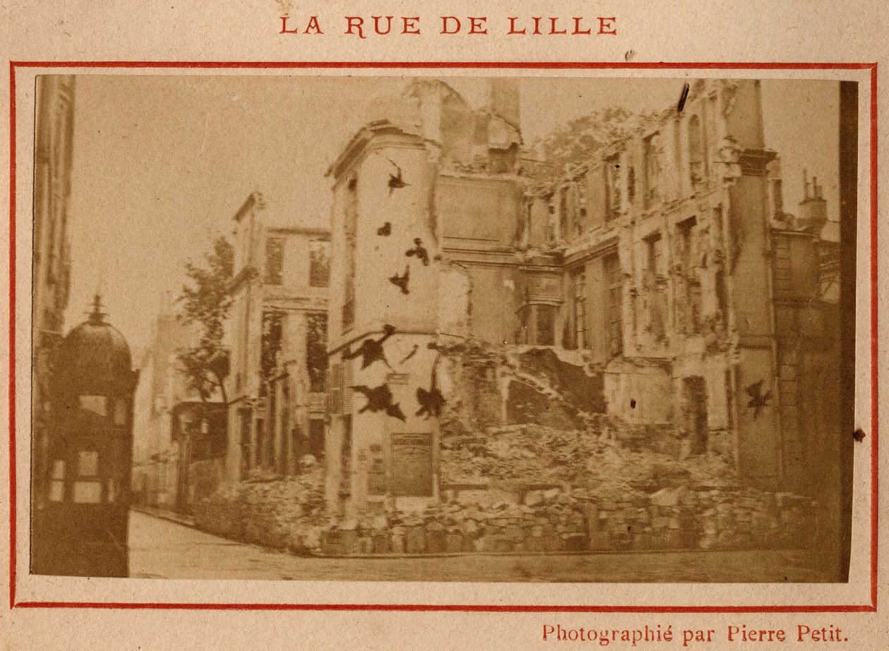 Párizs önkormányzata (1871): kilátás a párizsi rue de Lille utcában 1871 májusában lerombolt épületekre. Pierre Pepetit fényképe. Nyomtatás kartonra, Dim. 9x5,4 cm alkotó: Unbekannt