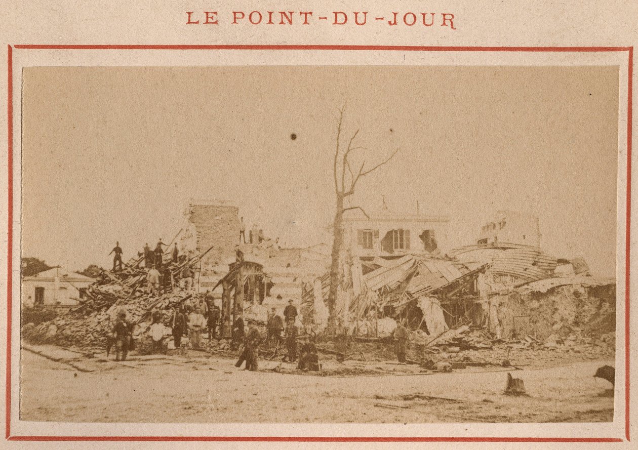 Párizs városa (1871): kilátás a párizsi Point-du-Jour kerület romjaira 1871 májusában. Pierre Pepetit fényképe. Nyomtatás kartonra, Dim. 9x5,4 cm alkotó: Unbekannt
