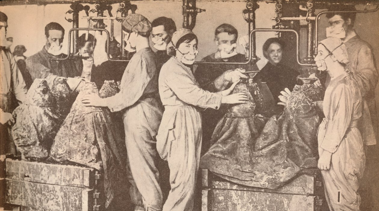 Töltés közben légzőkészüléket viselő hadimunkások Trinitrotoluol T.N.T., c1916, 19 alkotó: Unbekannt
