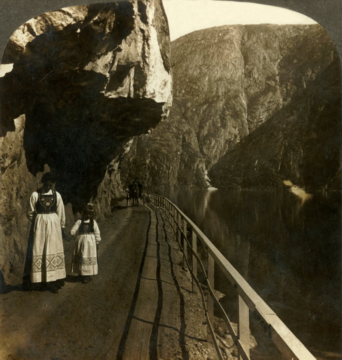 Keskeny sziklapolc, ahol a Voring-vízeséshez vezető út az Oifjords-tó mélyvizei mellett, Norvégia, 1905. alkotó: Unbekannt