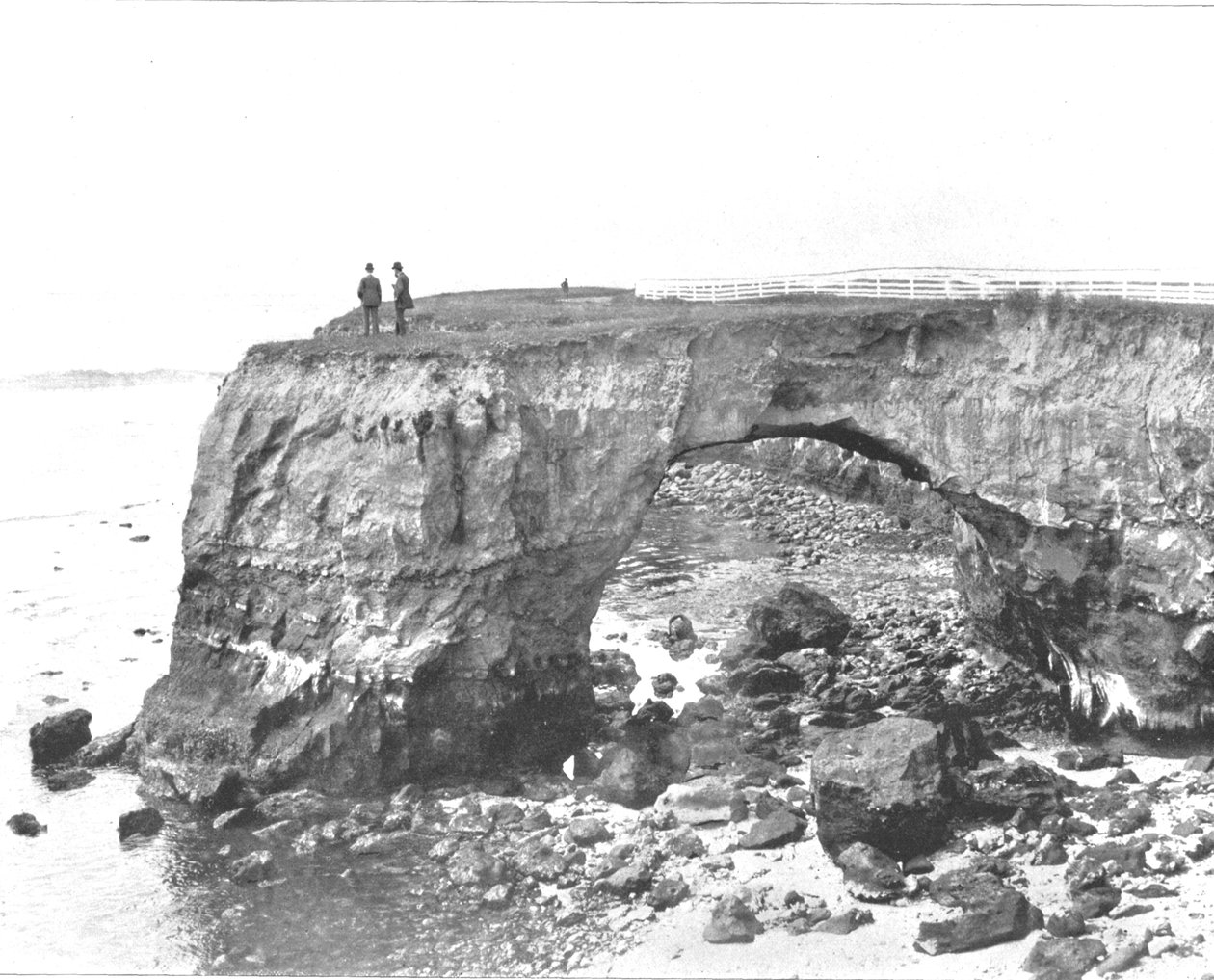 Természetes híd a tengerparton Santa Cruz közelében, Kalifornia, USA, 1900. alkotó: Unbekannt